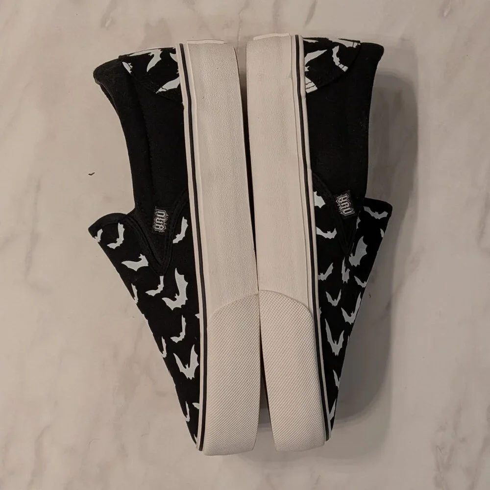 YRU Bat Shoes - White Bats on Black Background with White Platform Soles - Picture 5 of 9